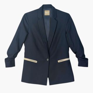 Blazer azul de mujer con bolsillo beige y mangas remangadas