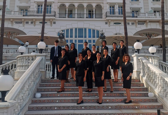uniformes de recepcionistas y azafatas personalizados para el gran hotel miramar