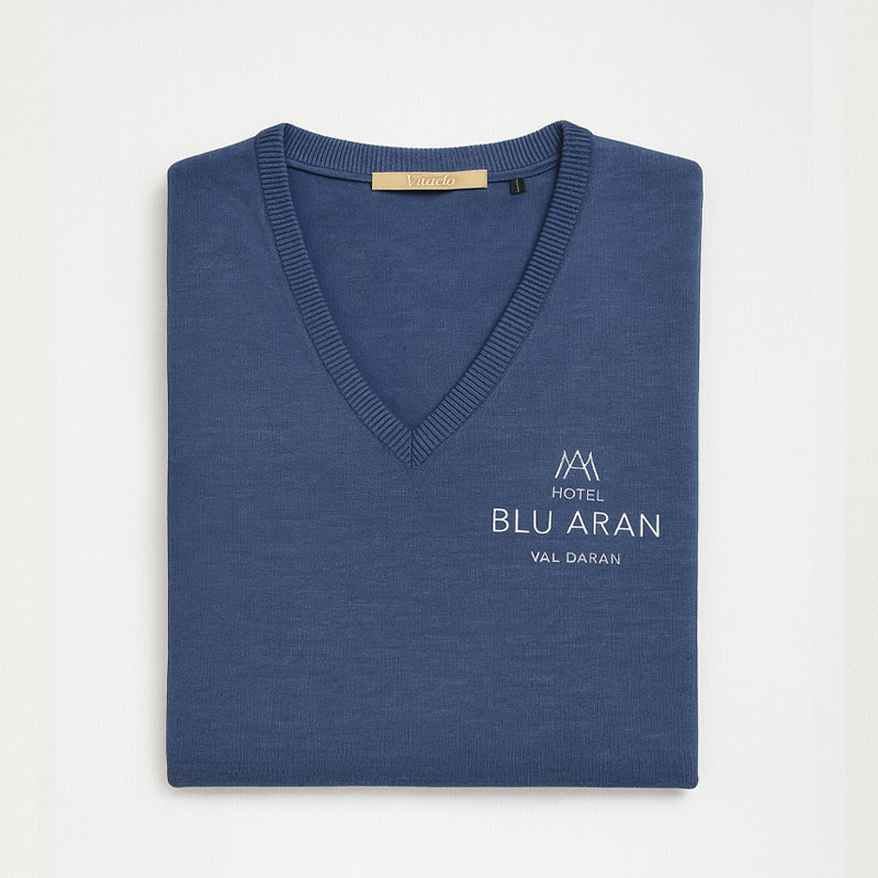 Jersey cuello pico bordado con logo hotel blu aran