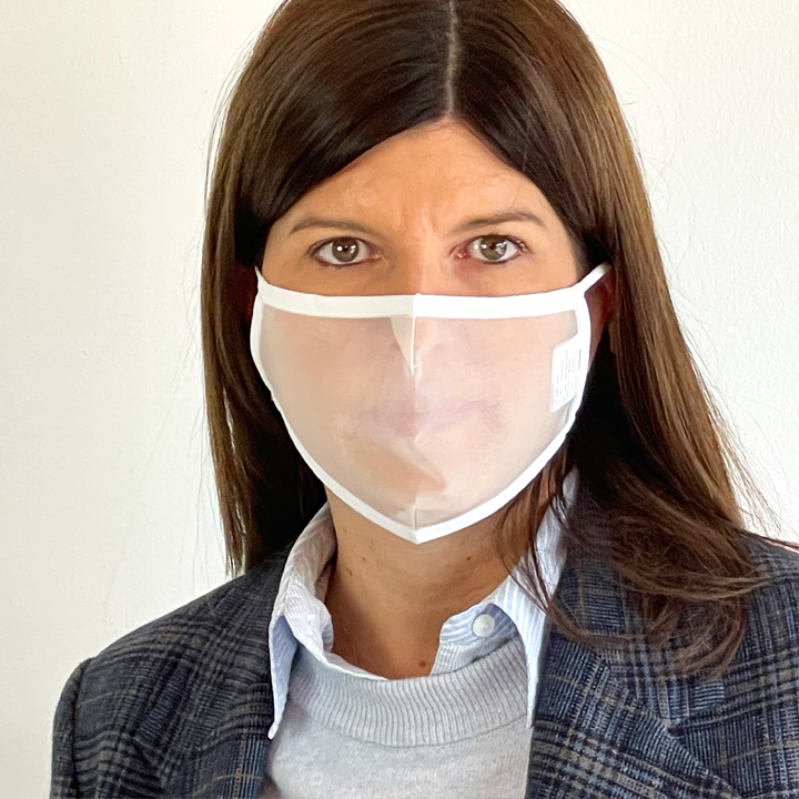 Mujer con mascarilla transparente blanca de Vittorio Uniformes 