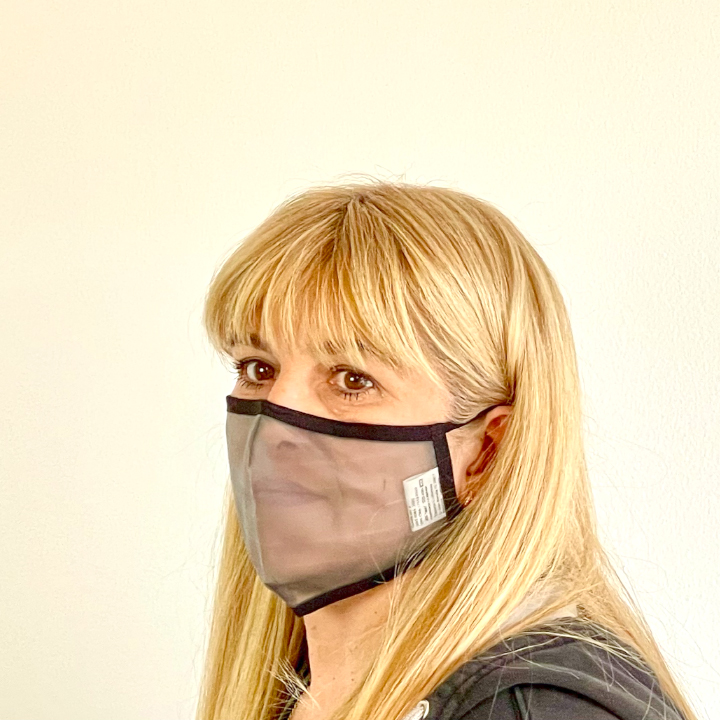 mujer con mascarilla transparente negra-venta de mascarillas transparentes homologadas en barcelona